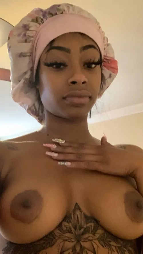 I woudln't midn at all if she came to bed with her bonnet on....