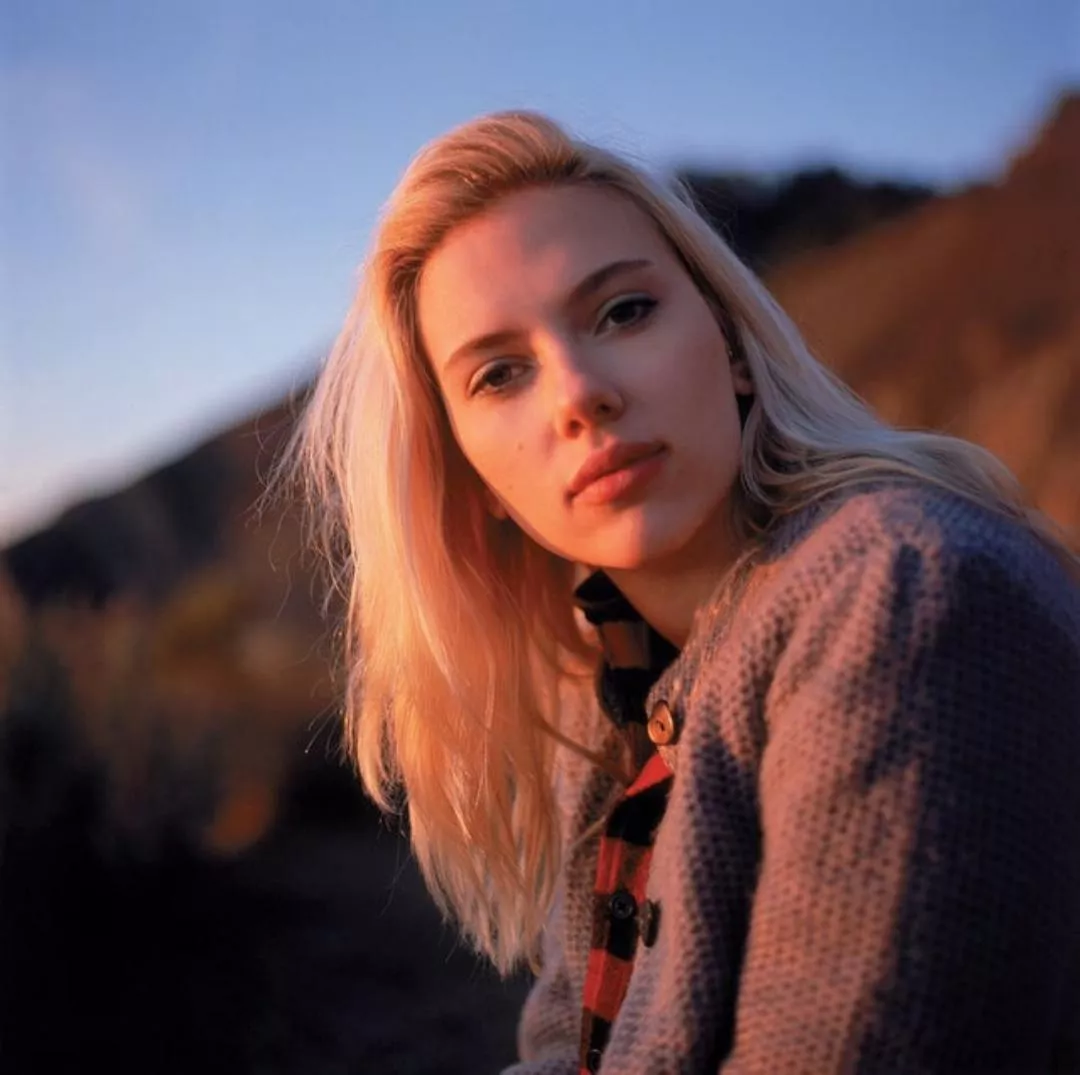 I would love it if Scarlett had a nice thick cock and would make love to me.