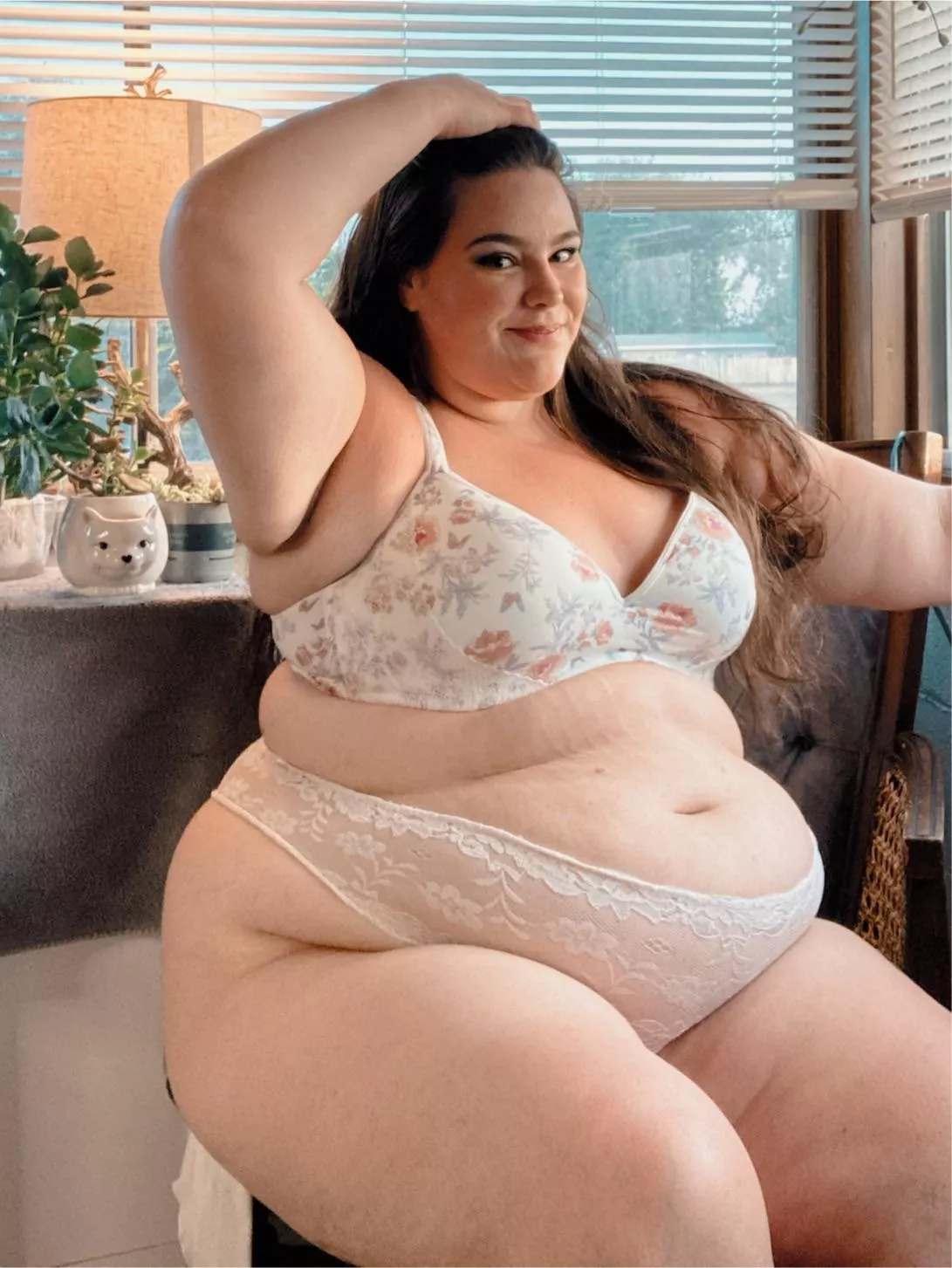 Idk why but white lingerie always looks so gorgeous ♥️ I look like a beautiful dessert ready to eat 🧁🧁🧁 what part would you taste first?