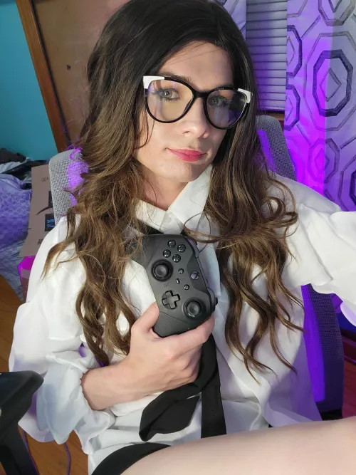 If you can't get a gamer gf just become one 😚