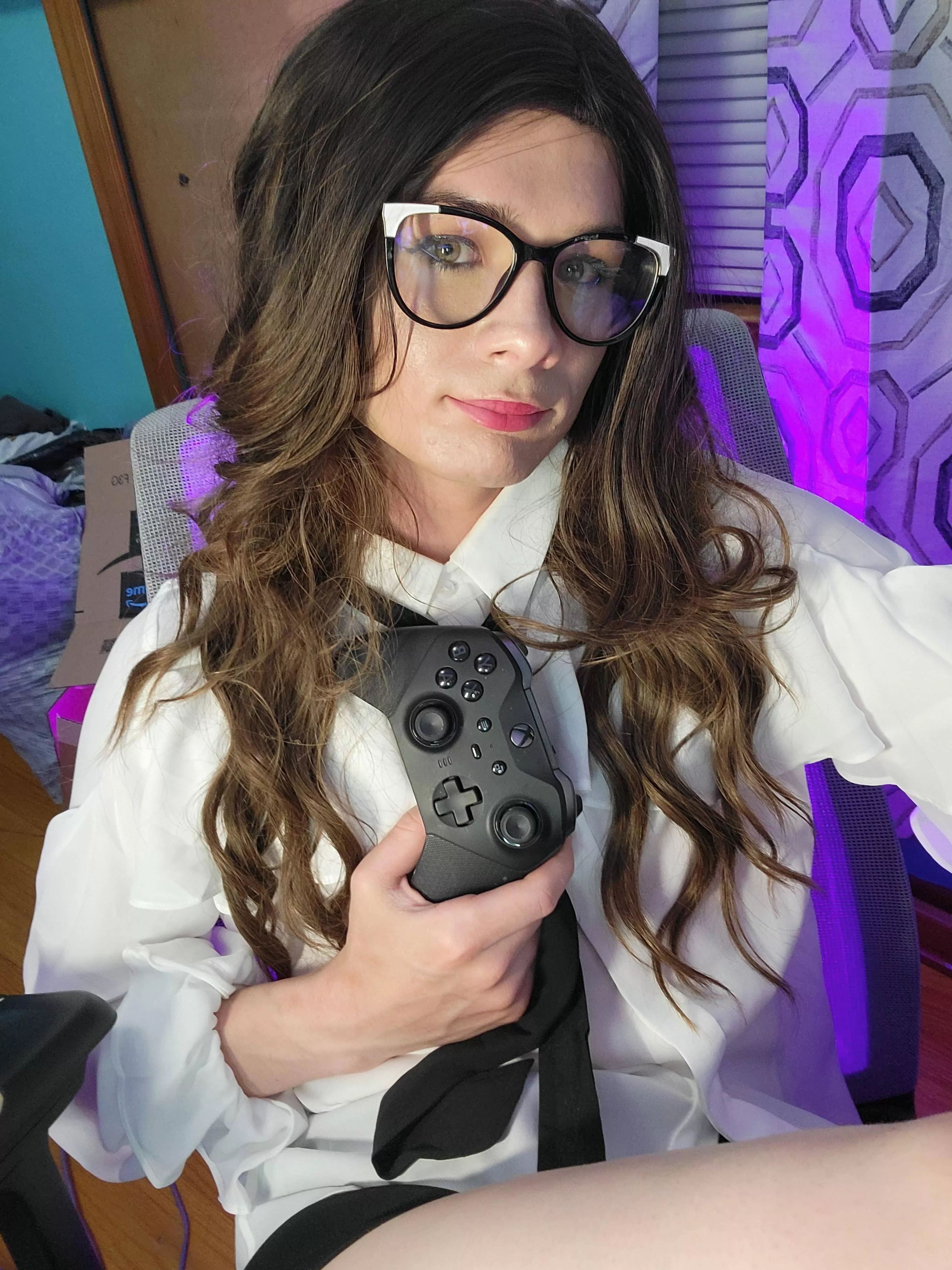 If you can't get a gamer gf just become one 😚