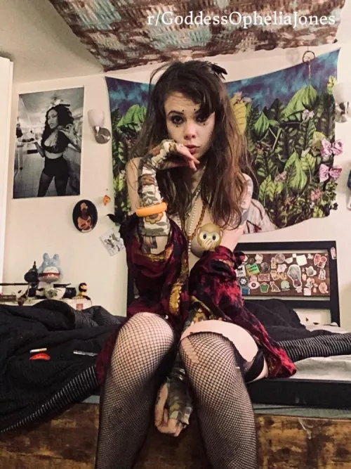 If you like a vixen who likes control, I might be the temptress you seek… 😈💅