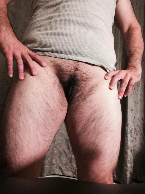 If you love thick furry thighs, raise your hand 🙋🏻‍♂️