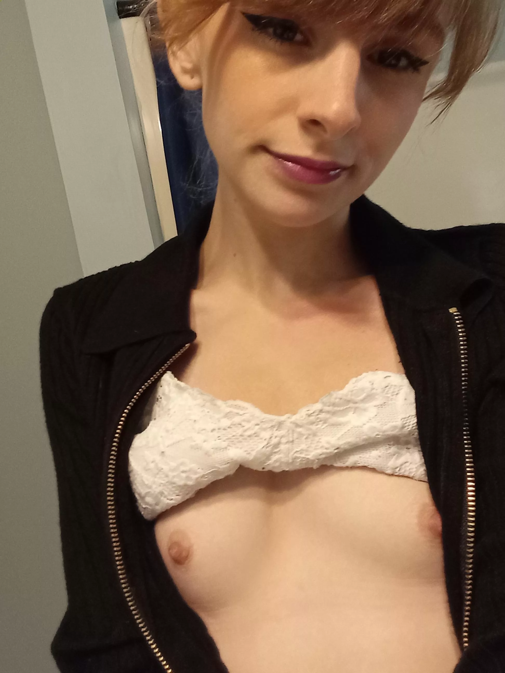 I'll flash my tiny tits all day every day 😁💖💖