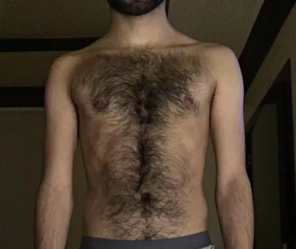 I’m 23, skinny and short. Do you like my hairy chest ? 👉🏻👈🏻