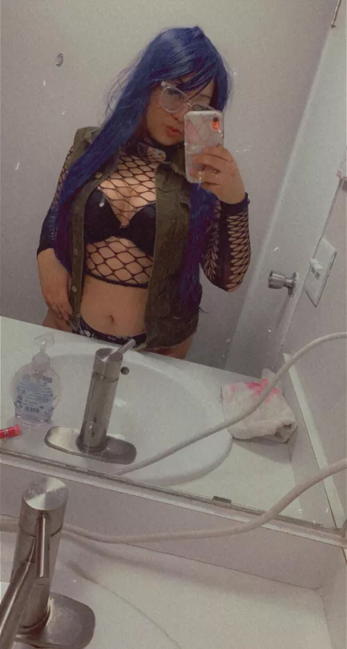 I’m a Latina MILF that loves getting fucked doggy style, check my bio for a surprise 😈