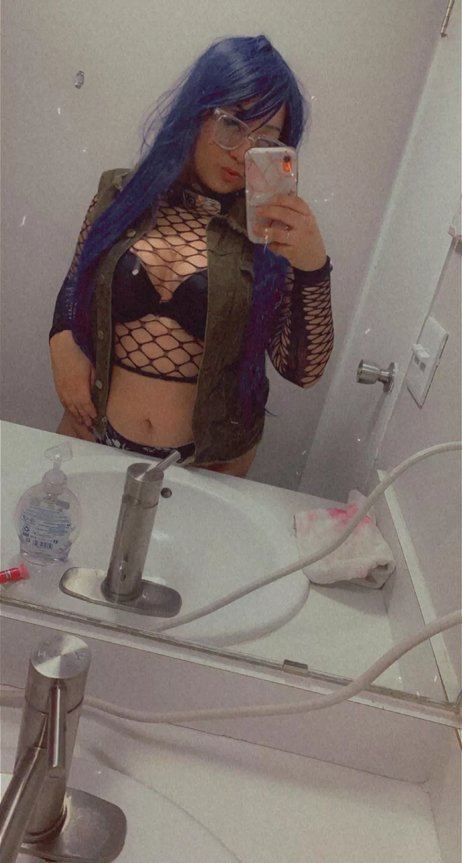 I’m a Latina MILF that loves getting fucked doggy style, check my bio for a surprise 😈