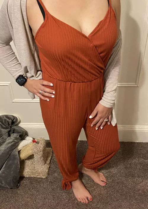 I’m a REAL amateur wife (f25) upvote if you like my outfit but want to see me in less 😜 [image]