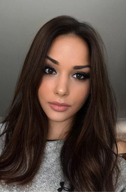 Im bored at work ! talk to me but dont throw your sausages at me ! 👏🥰