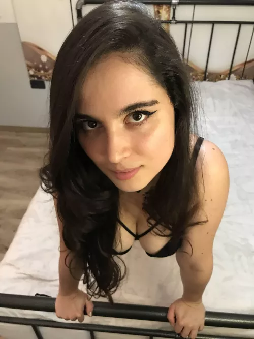 I'm hot and all that. But what makes me special is my personality and deep chats. Give me a chance today π€