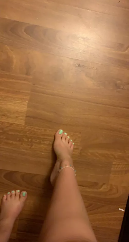 I’m loving this color 🦶🏼