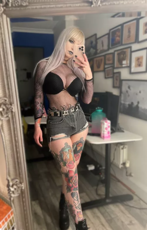 I'm not sure if I like my legs rubbed or my tits played with first π