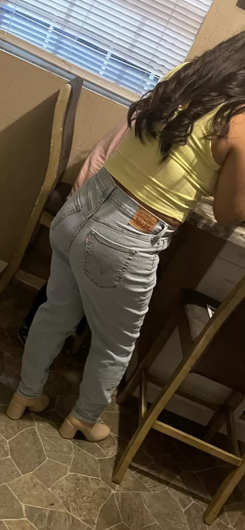 I’m small with a nice booty ! I need a photographer instead of my sis