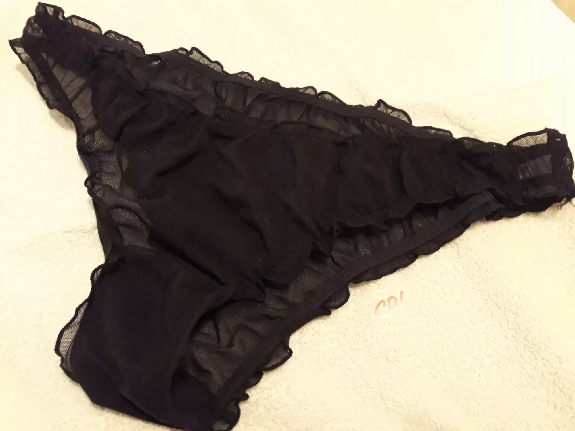 I'm so sorry...I didn't introduce my latest purchase: Bloomer cheeky mesh of Gilly Hicks!🖤 Adorable isn't she?🤗