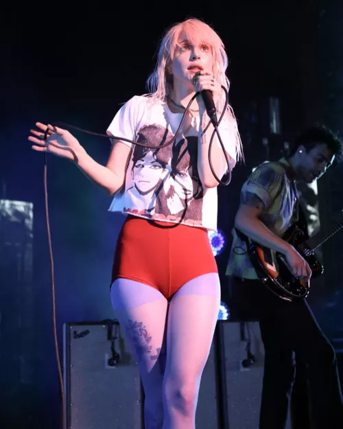 I'm such a bi sub for Hayley Williams