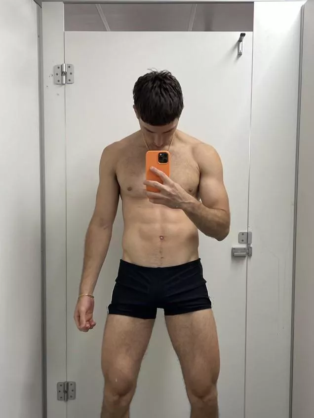 In the changing room 😈😈 someone come and join me 😉😉 dm me