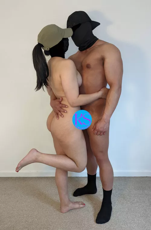 Indian and a Pakistani, Pakistani girls are 🤤 right? Haha. kiwiStani