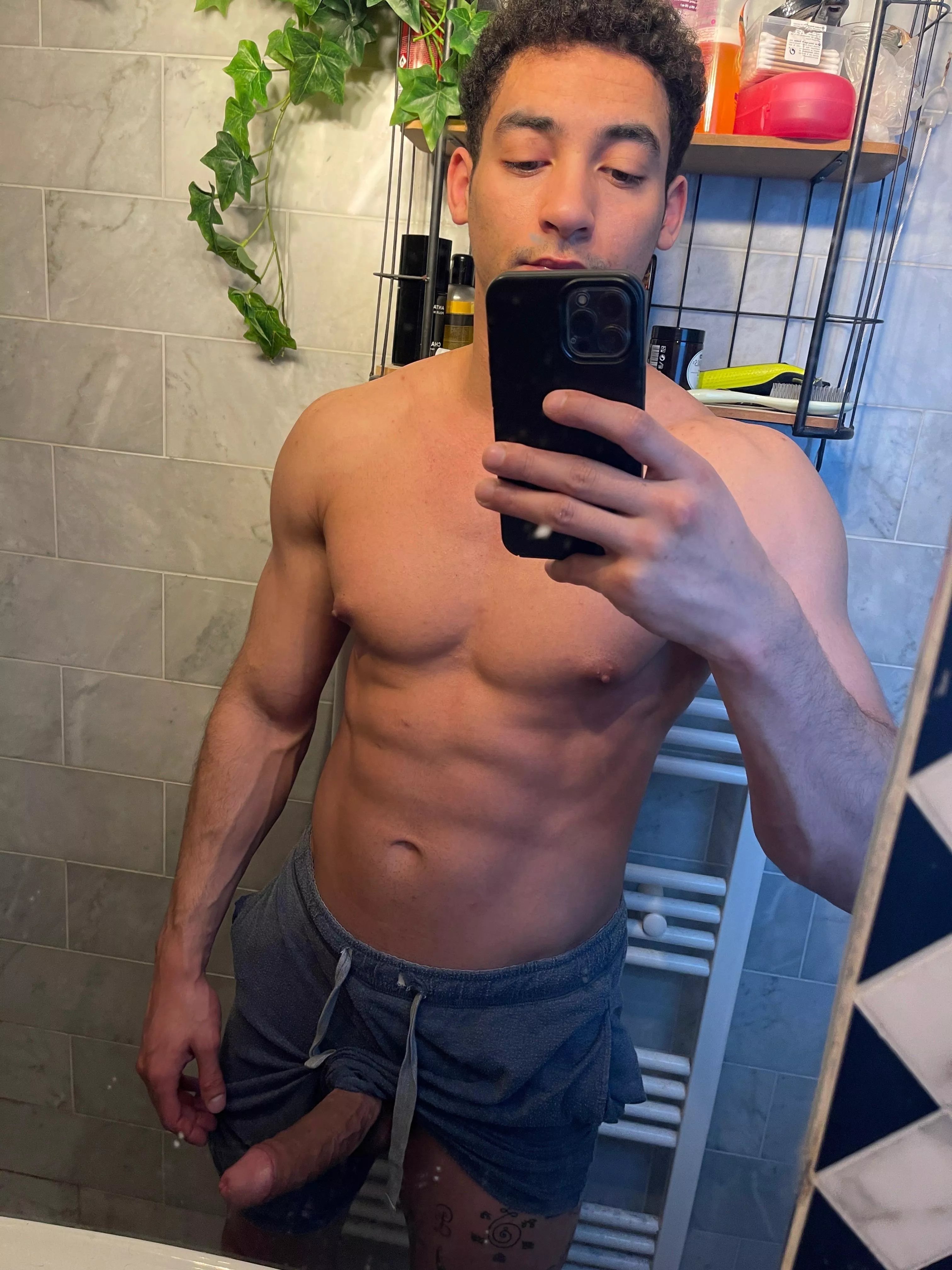 Is everyone enjoying their Saturday?😏