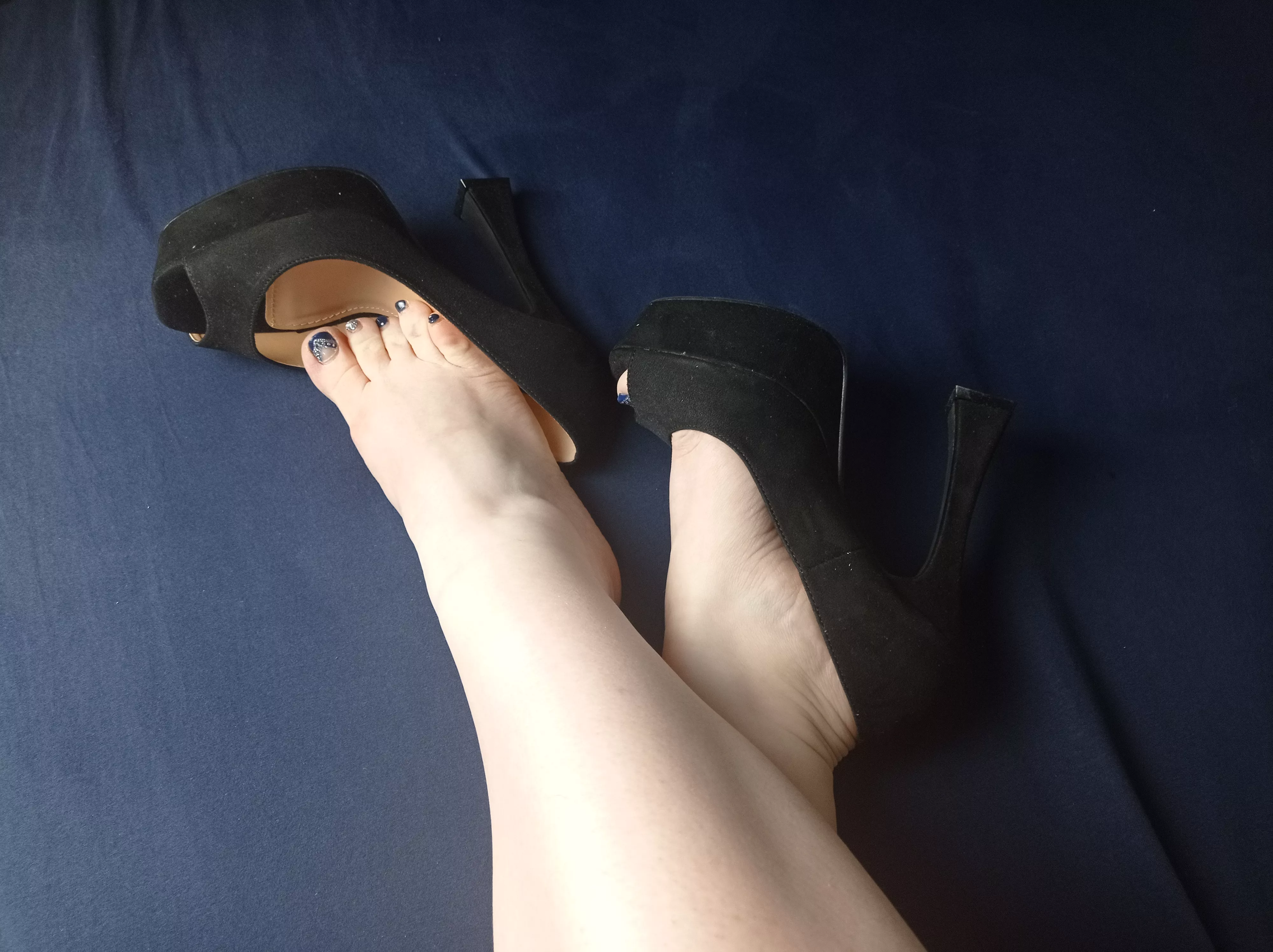 Is it naughty to be in bed in my favorite pumps? 👠 👣