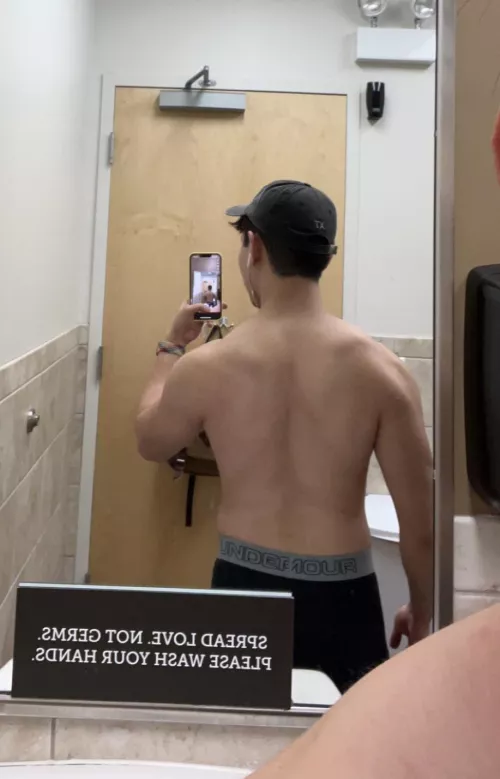 Is there such thing as a back selfie 😆