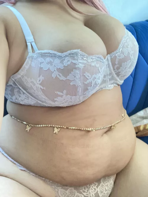 It was my bday last week so I had to fill up on cake of course👀 now my belly chain barely fits