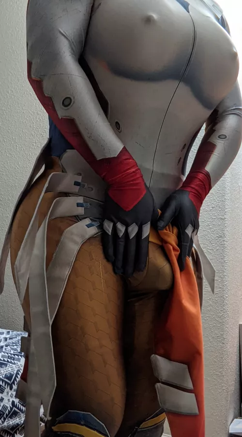 It's bigger than my tabard can hide! Everyone will see it!