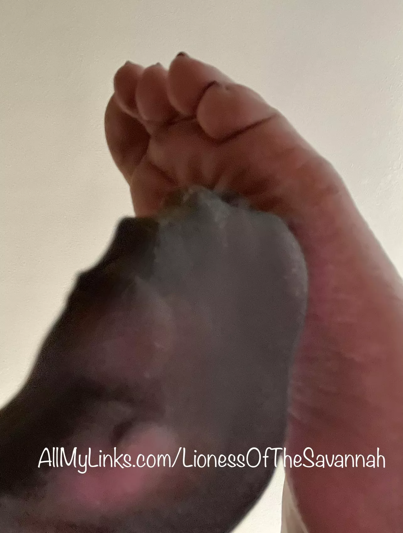 It’s Soles and Stockings Sunday! 😜😋 Do you prefer soles or stockings?! 😉😏 Here’s a bit of both! 🥰 (F)