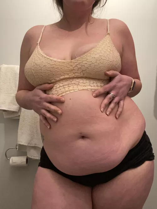 I’ve been complimented on my belly hang, so here it is from the front. Enjoy 😘