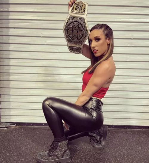 Jacy in leather leggings 🥵