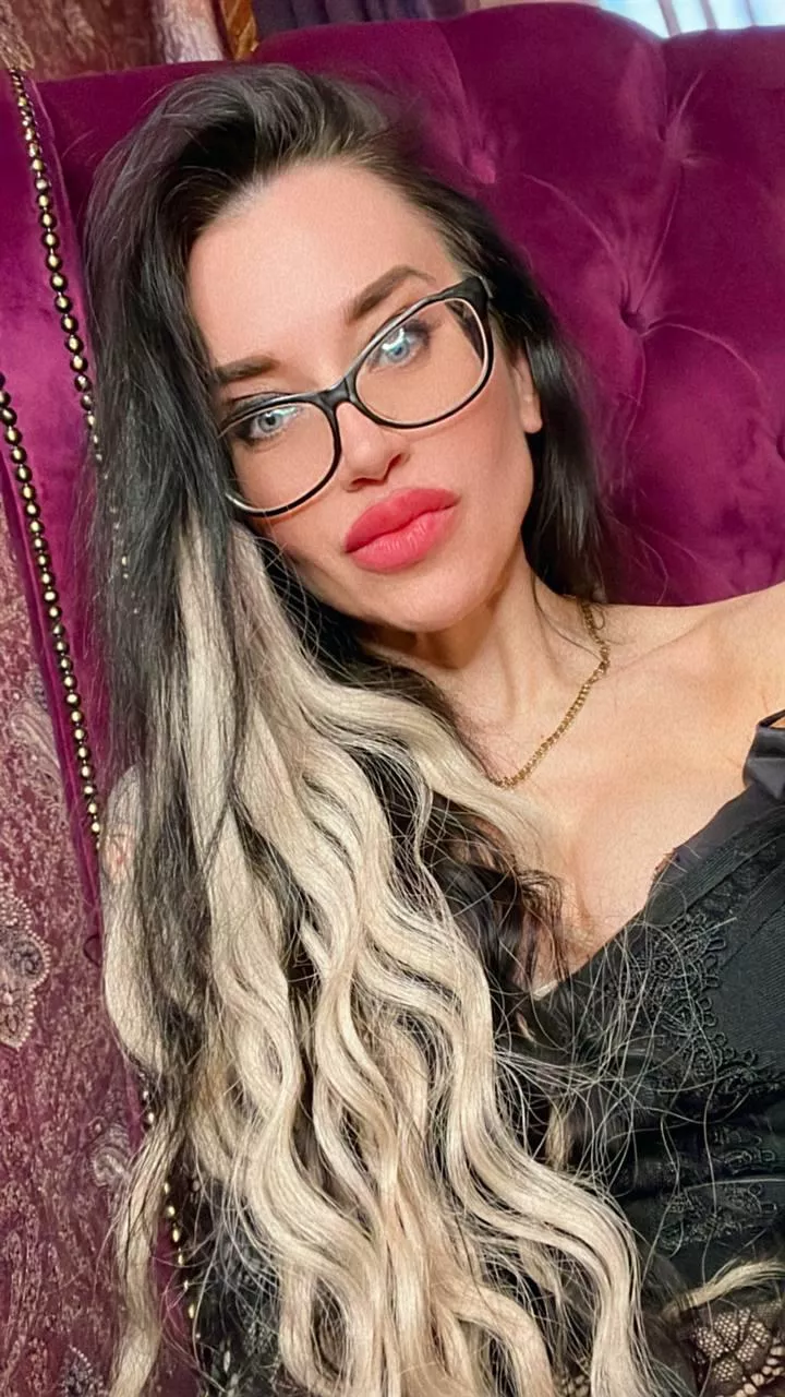 Join me, free page, link below ⬇️