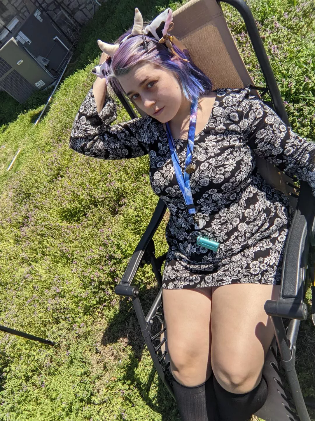 Join me in the field for a hit off my vape and a milking?🐮💜