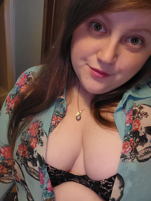 Just a cute pic in a beautiful skull top 😘