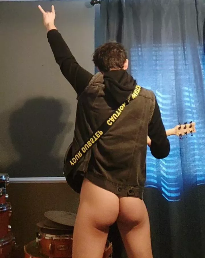 Just a nude guitarist 🎸🍑