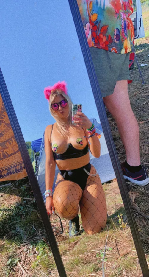 Just a rave baddie๐