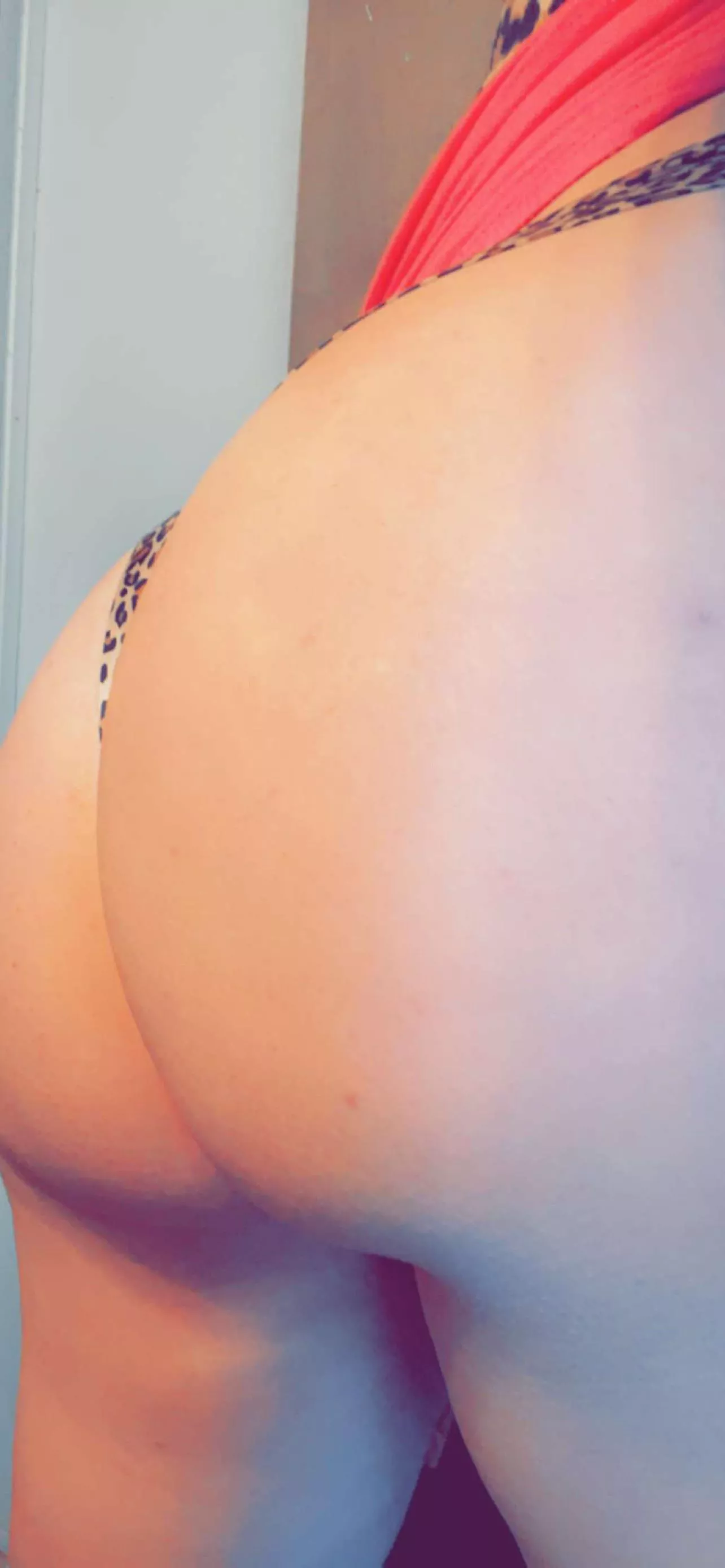 Just a simple thong pic 🍑🍑