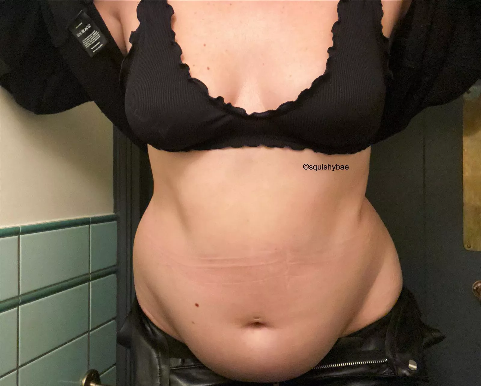 Just me and my belly hanging out 😍