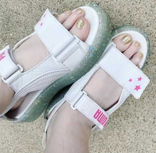 Just showing off my favorite sandals and my long toes ✨