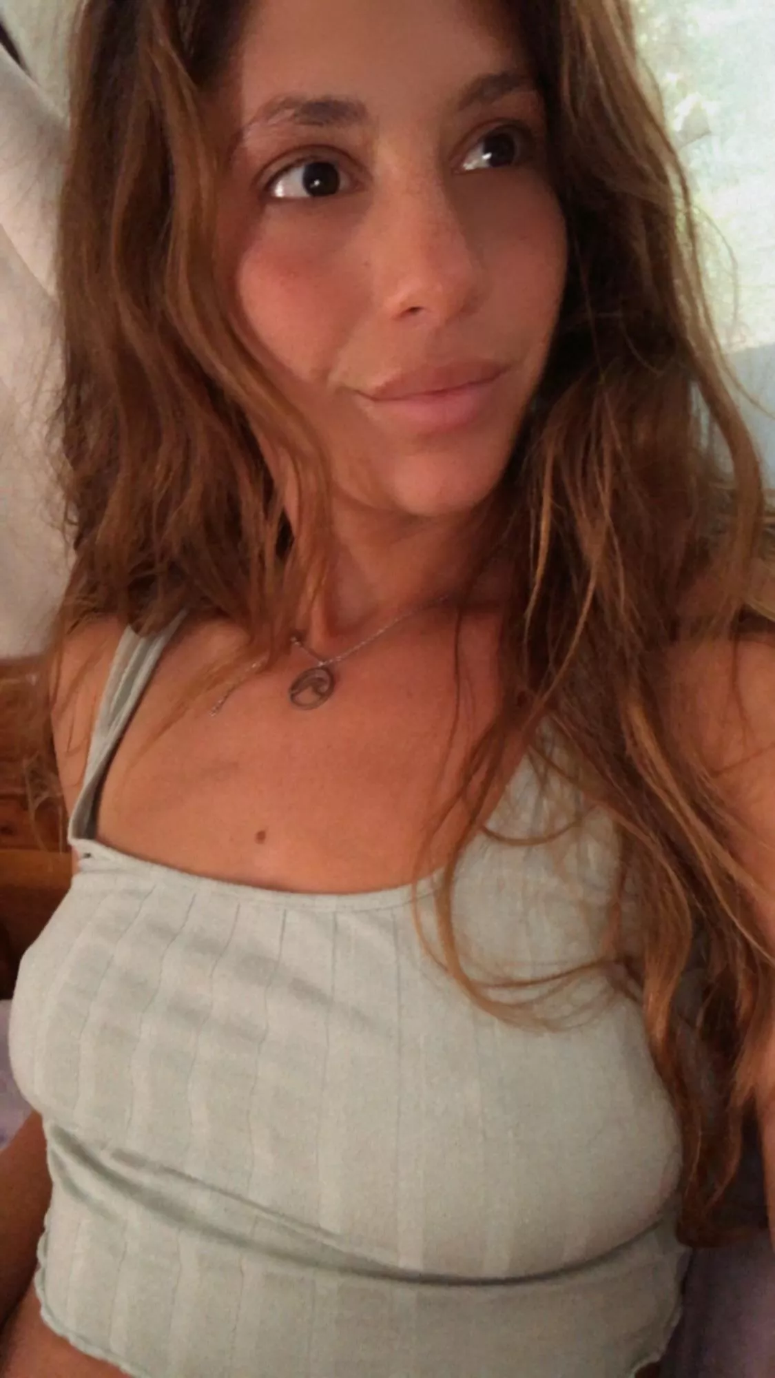 Just woke up, no makeup no bra :) how cute am I? 😘