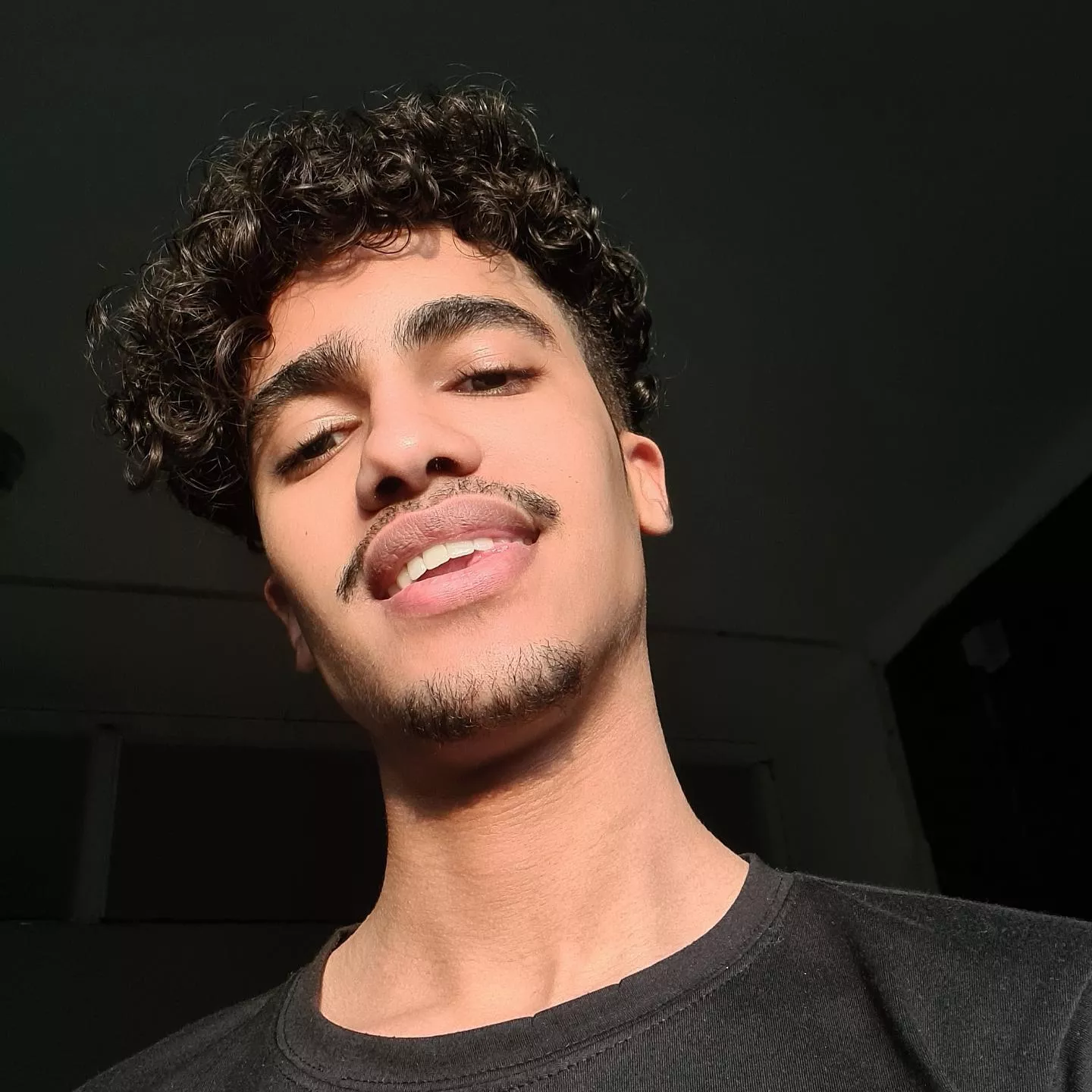 kinda bored... would love to meet new guys and just talk u know. hmu on discord or insta if ur interested(20)🌚