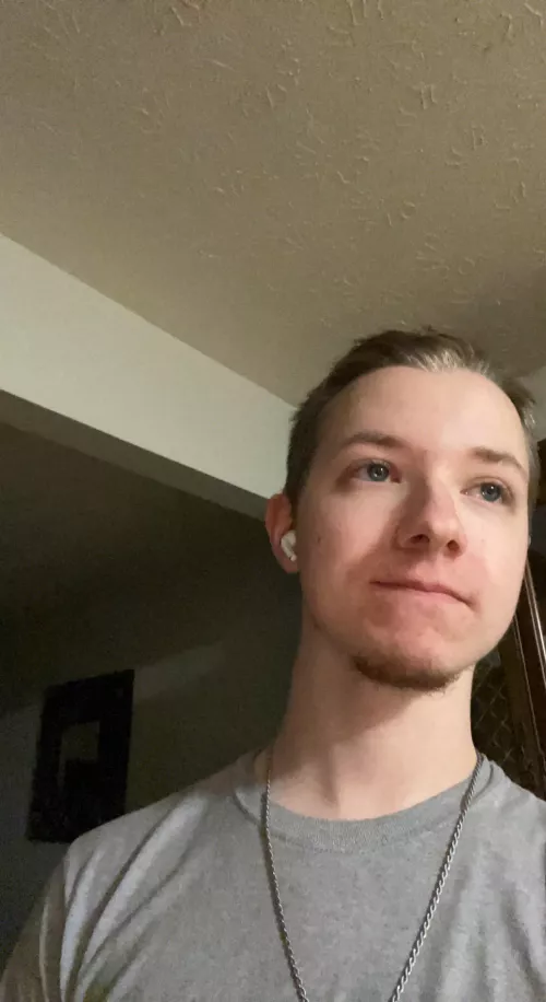 Kinda lonely tonight. Someone keep me company? 🥺