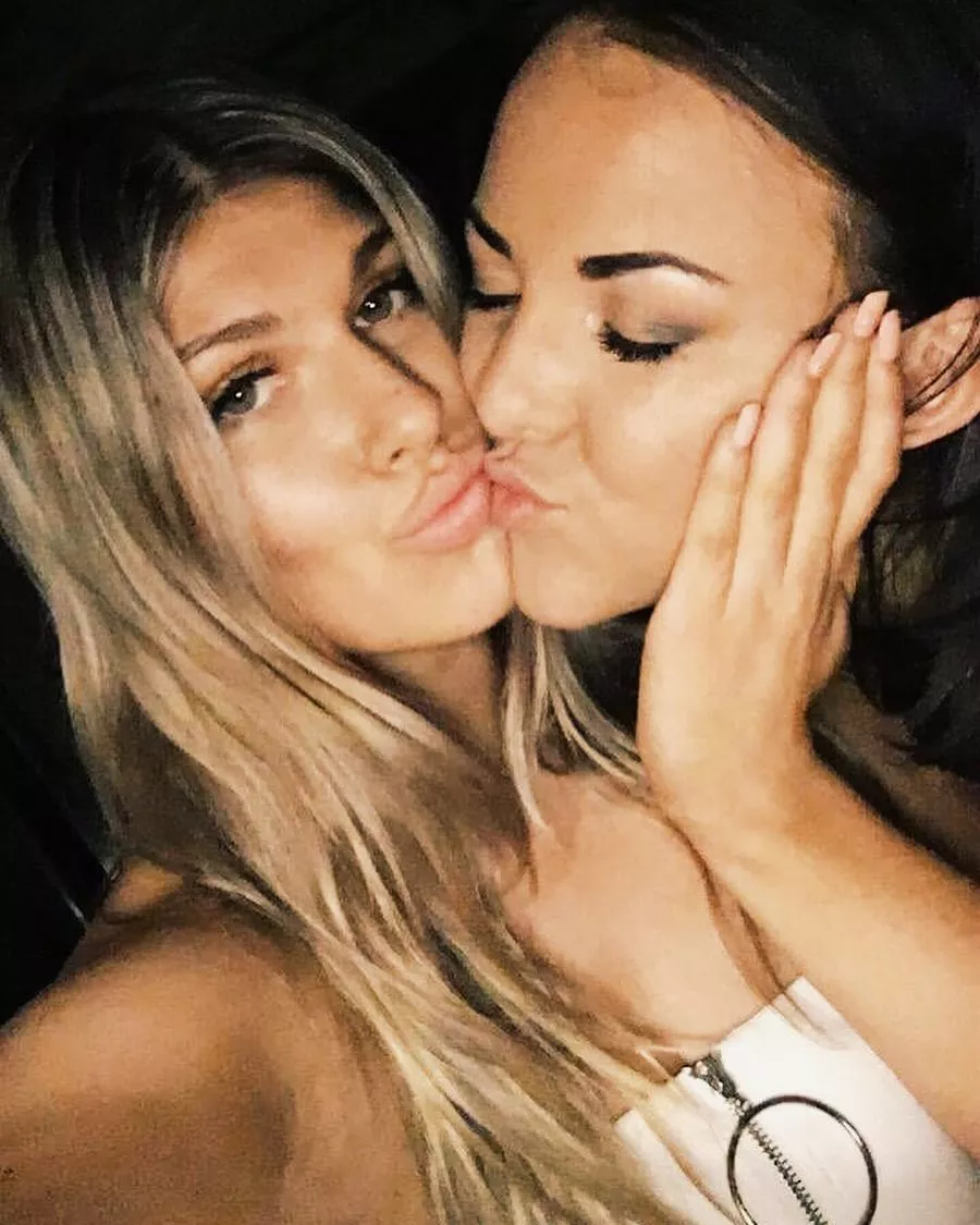 kissing kissing