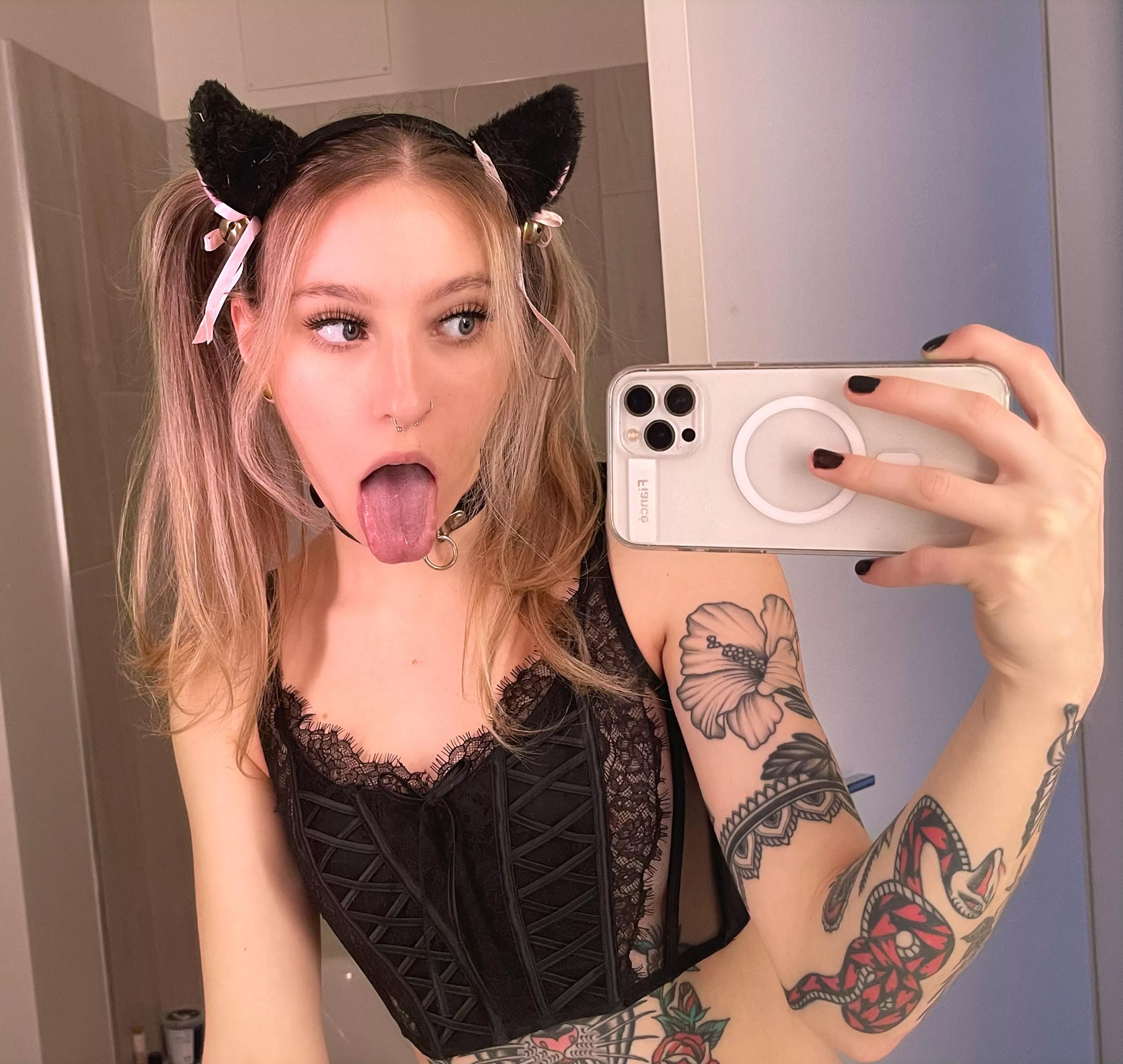 kitty grl at your service!