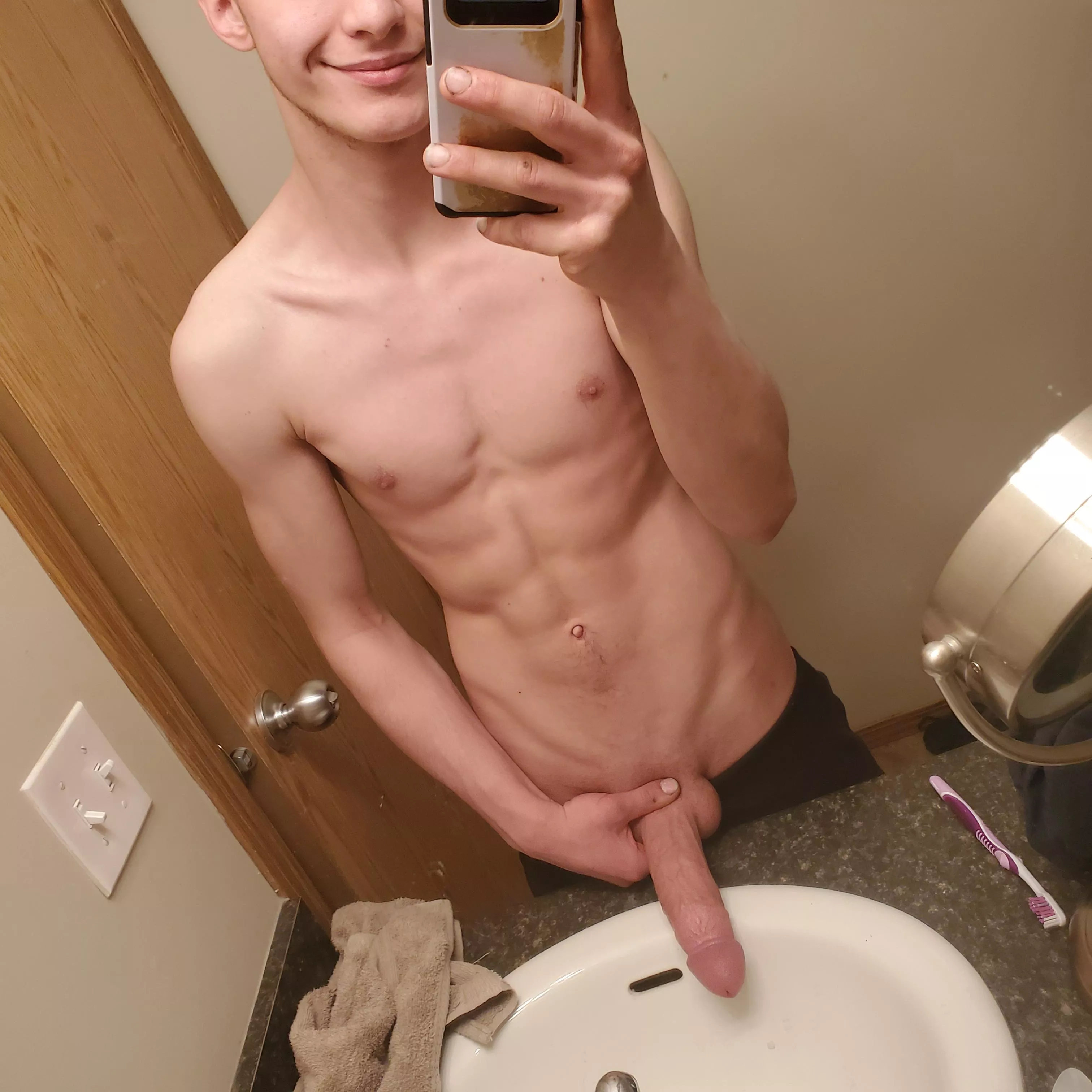 late night mirror pic 😏