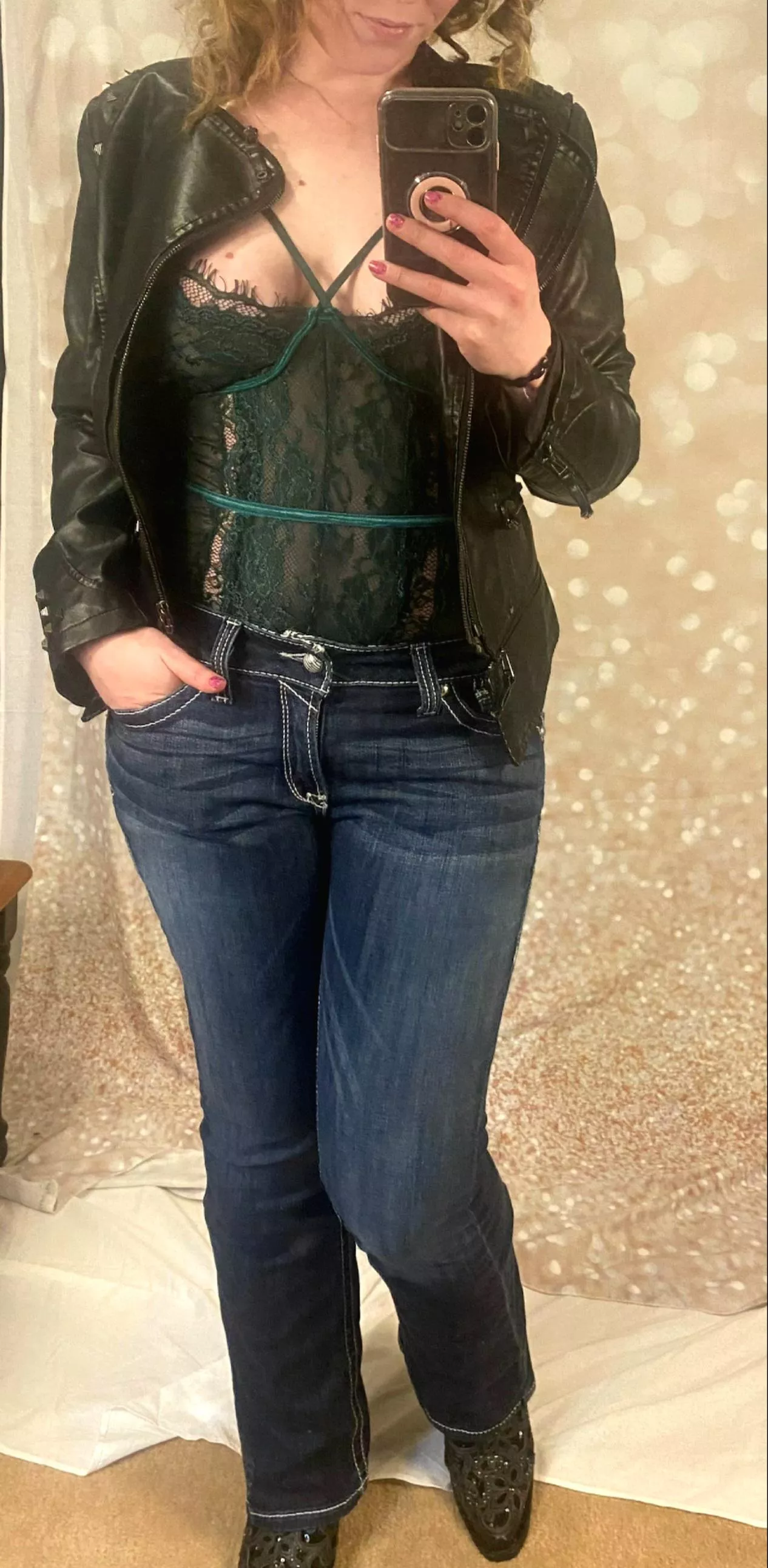 Let's go out while I just wear lingerie. 😘 Let's go out while I just wear lingerie. 😘