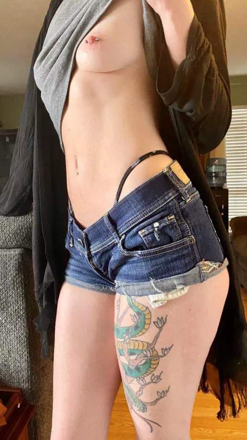 Let’s jerk off to eachothers wives. Send sample for reply. Milfs/moms are a plus. Kik is Bradley.94