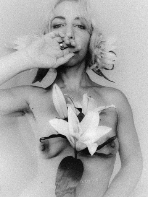 lilies b&w