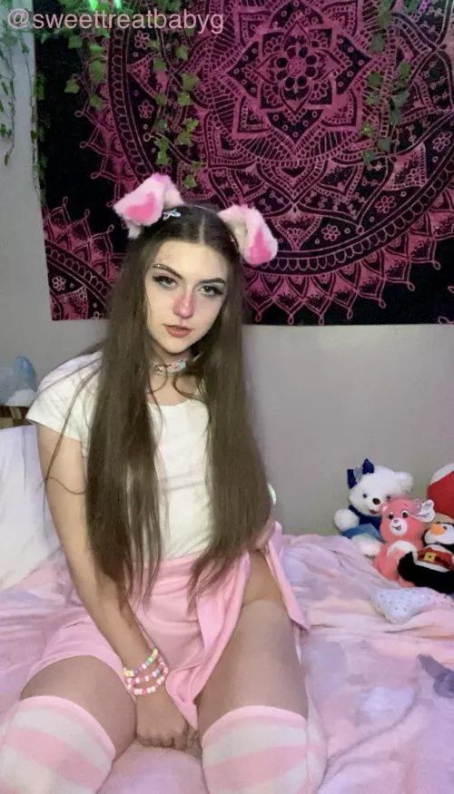 Little pink pup here to tease 😈🤤