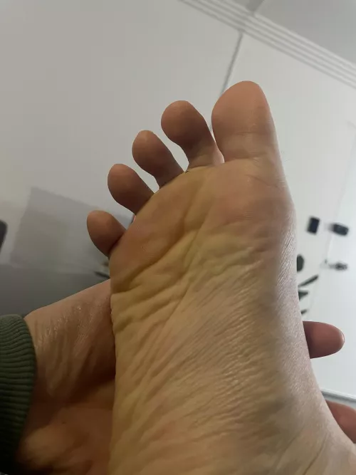 Long day at work, need my feet worshipped 👀 Want personalised photos? See my bio 👀