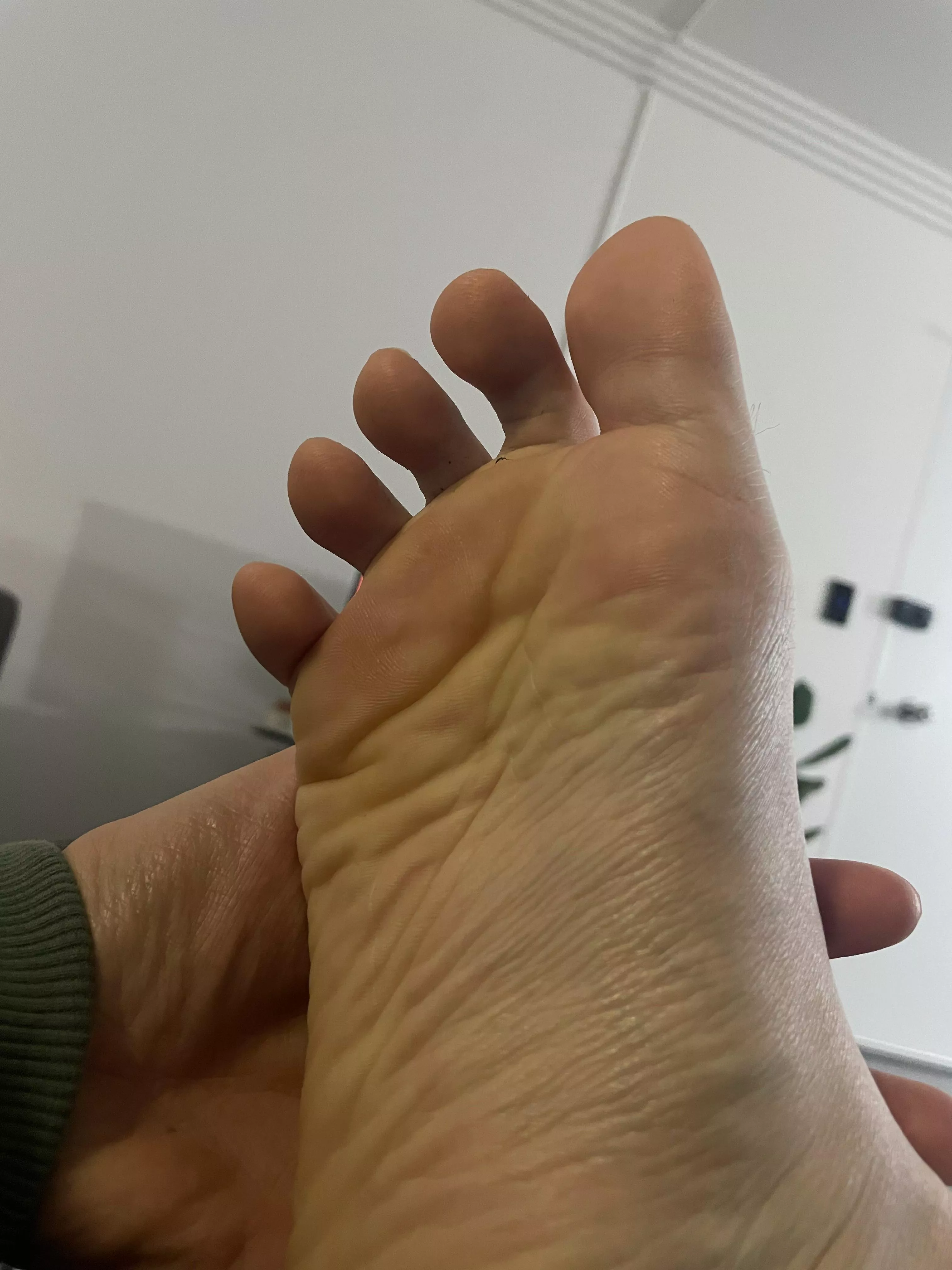 Long day at work, need my feet worshipped 👀 Want personalised photos? See my bio 👀