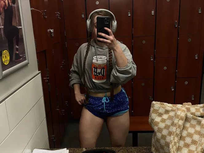 Long hair and muscular 💪✨ [altgirl] hope y’all are having a great day!